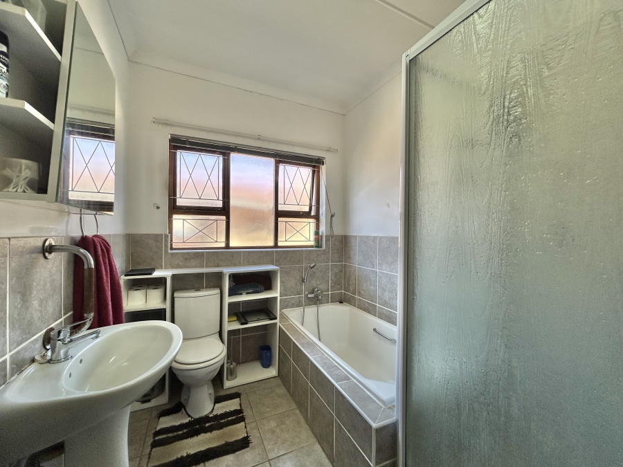 4 Bedroom Property for Sale in Wavecrest Eastern Cape